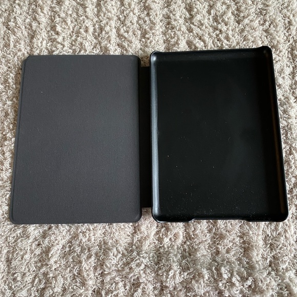 🌸 HOST PICK🌸 Kindle PaperWhite hard cover - Picture 3 of 6